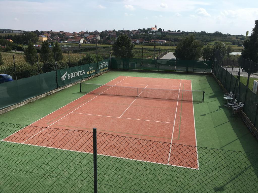 Hotel Kravi Hora Bořetice Buitenkant foto