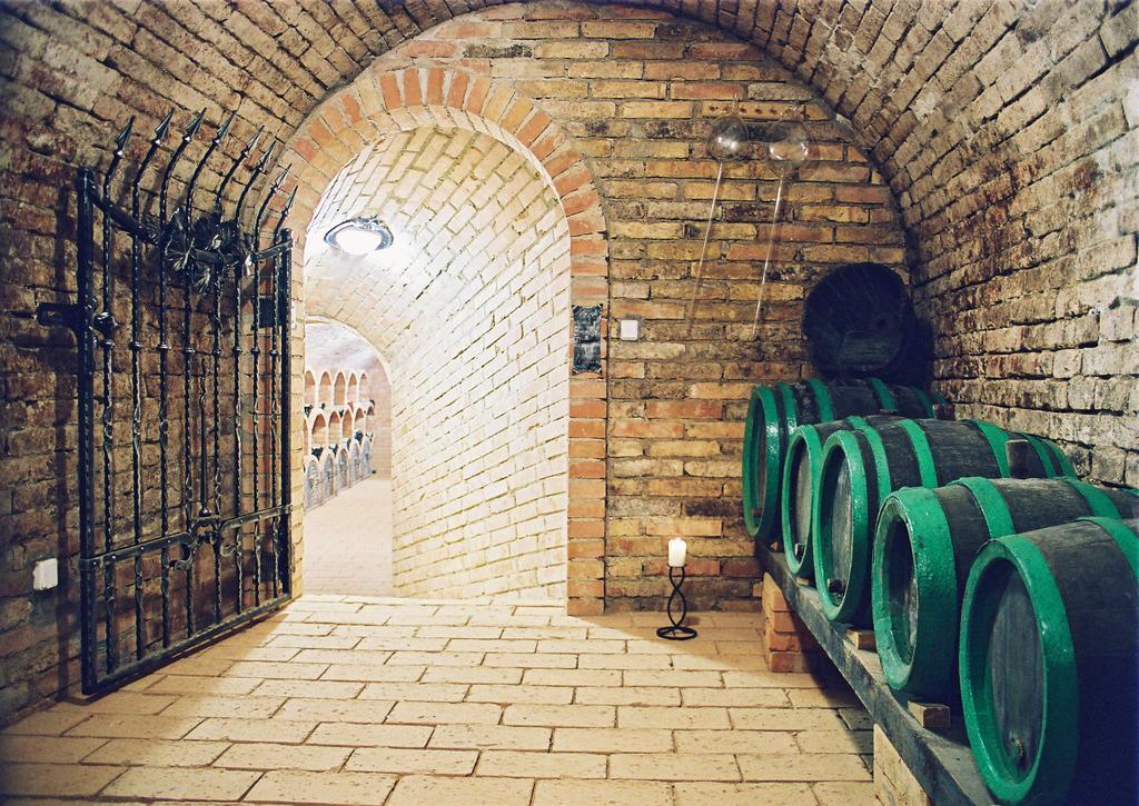 Hotel Kravi Hora Bořetice Buitenkant foto