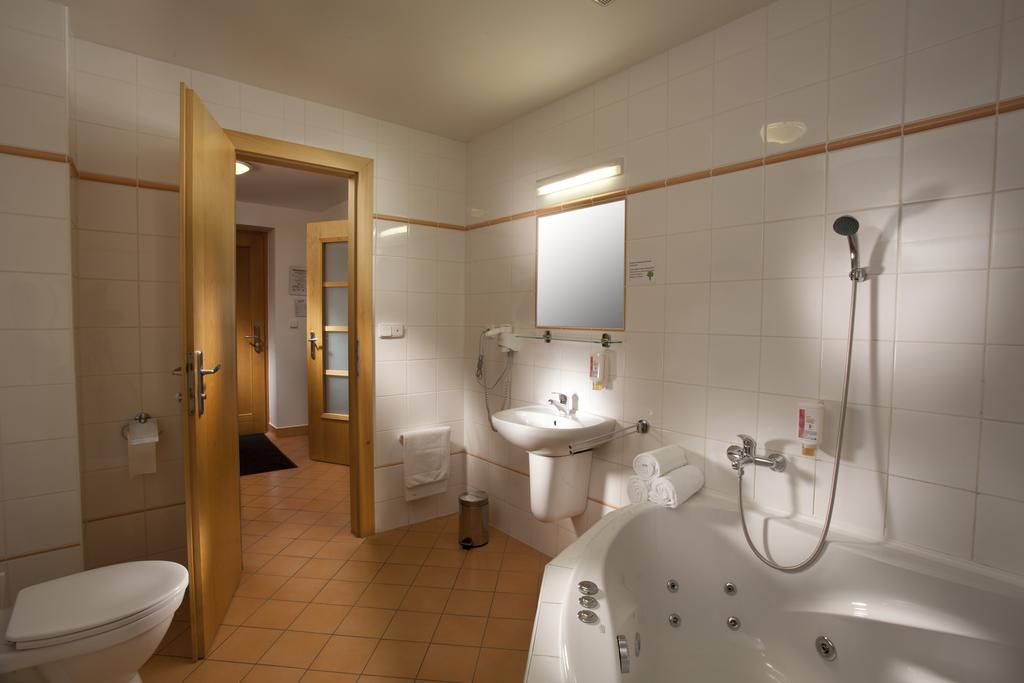 Hotel Kravi Hora Bořetice Buitenkant foto