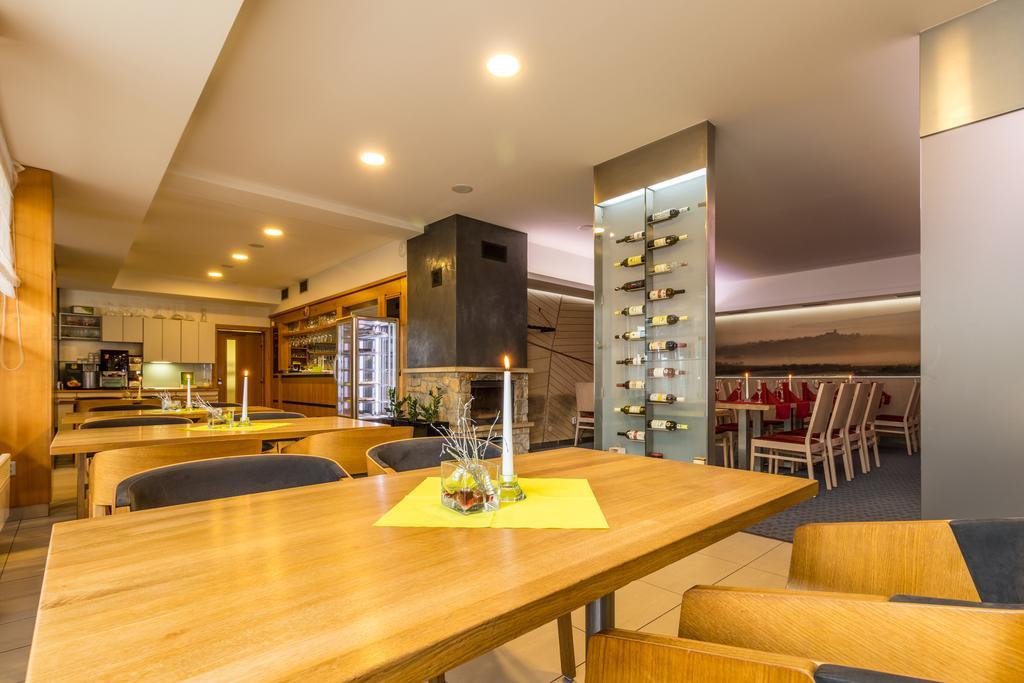 Hotel Kravi Hora Bořetice Buitenkant foto